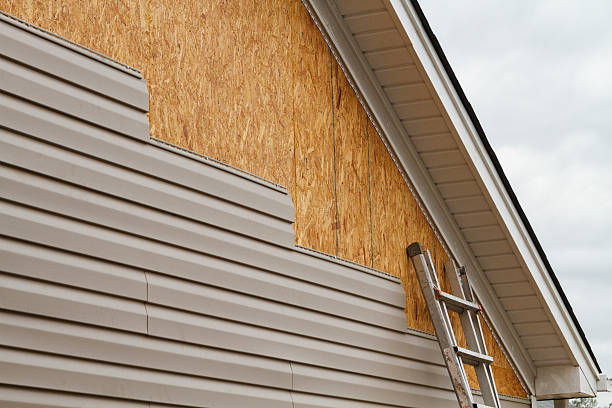 Professional Siding Installation technician working in Des Plaines, IL